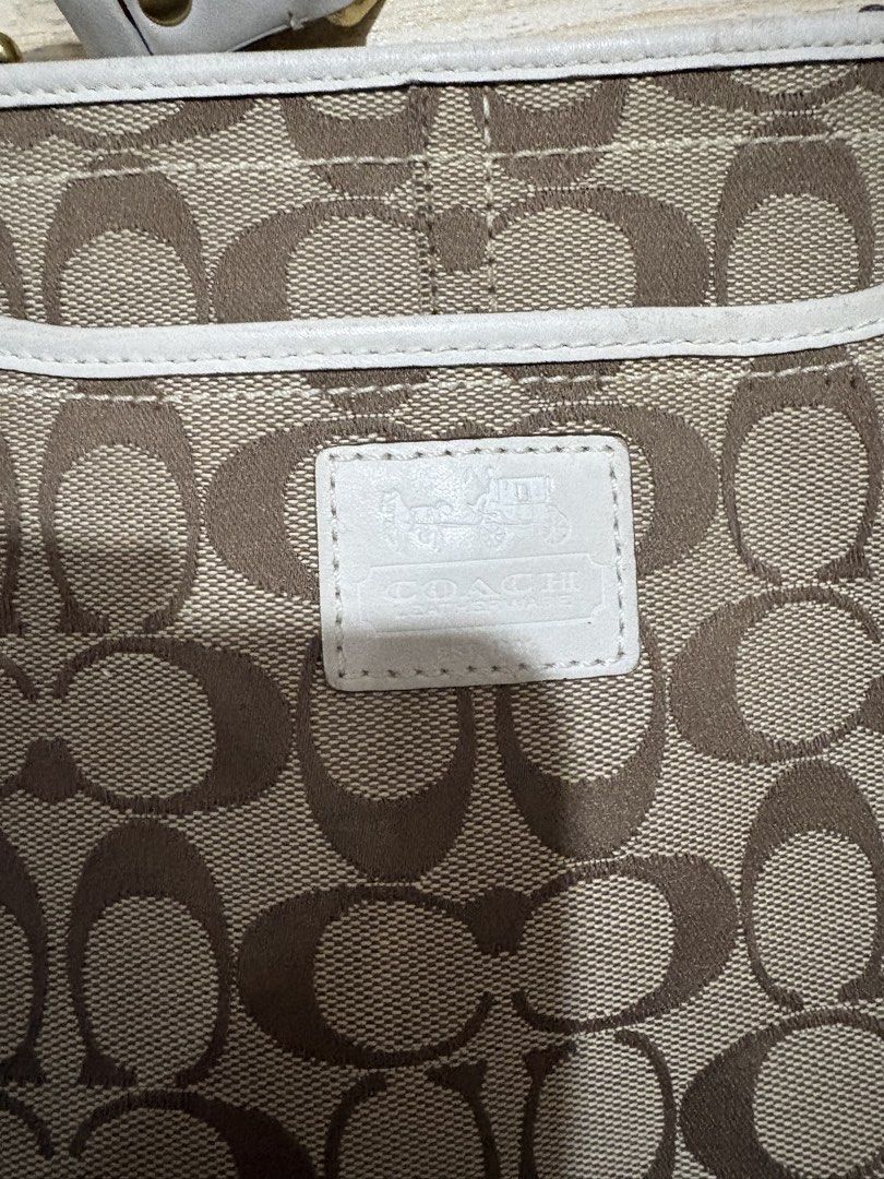 original and preloved coàch bag from japan (Category: Luxury Bags & Wallets) located in Manila. Submitted by yg_declutters (Listing ID 1432821035, Image 3). Description: Preloved Coàch Bag from Japan ❗️3,000 NEGO Loc: UST Manila RFS: Extra bag, with issue please see pics nalang..