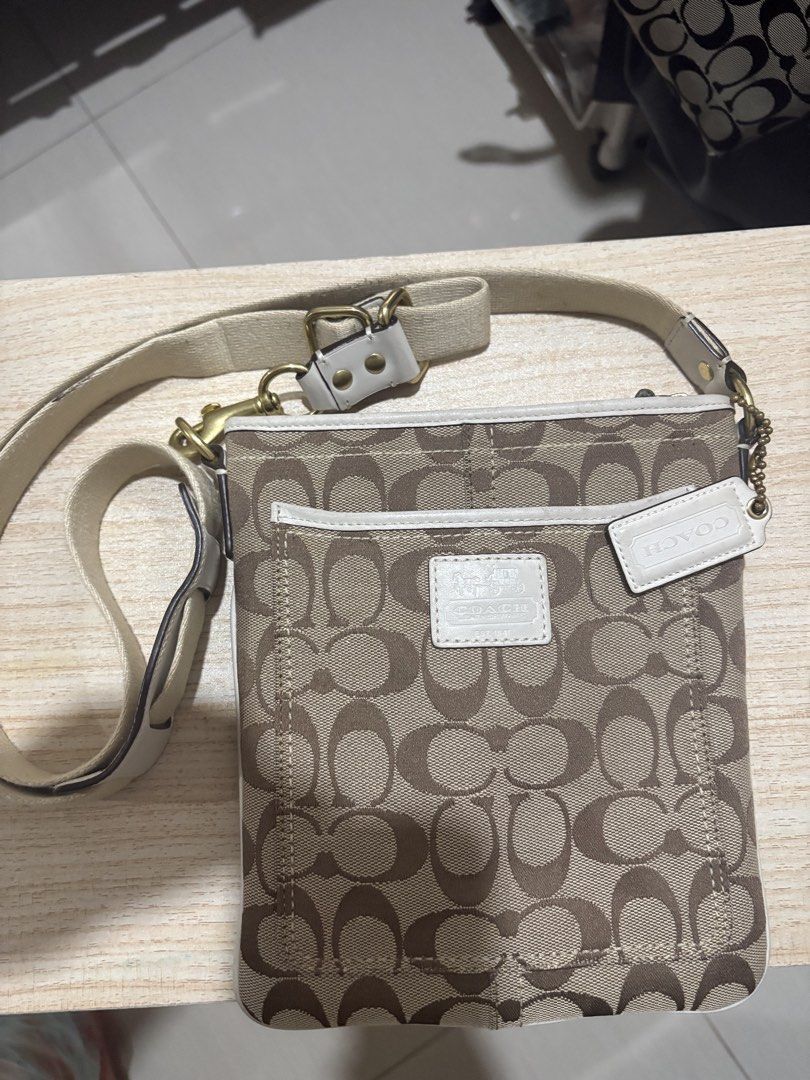 original and preloved coàch bag from japan (Category: Luxury Bags & Wallets) located in Manila. Submitted by yg_declutters (Listing ID 1432821035, Image 1). Description: Preloved Coàch Bag from Japan ❗️3,000 NEGO Loc: UST Manila RFS: Extra bag, with issue please see pics nalang..