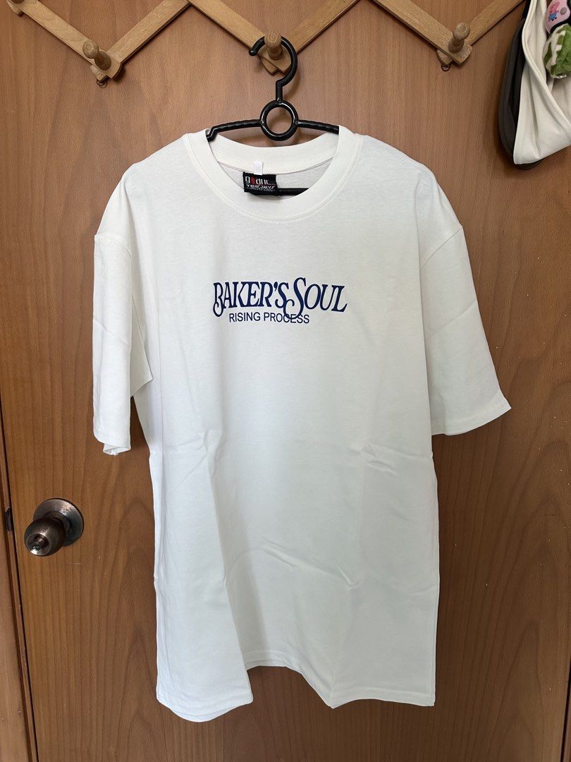 Oversized basic tee (Category: Shirts) located in Singapore. Submitted by mfzyx (Listing ID 1432822799, Image 2). Description: - Brand new - Made of comfortable cotton - Size L - Perfect for casual wear.