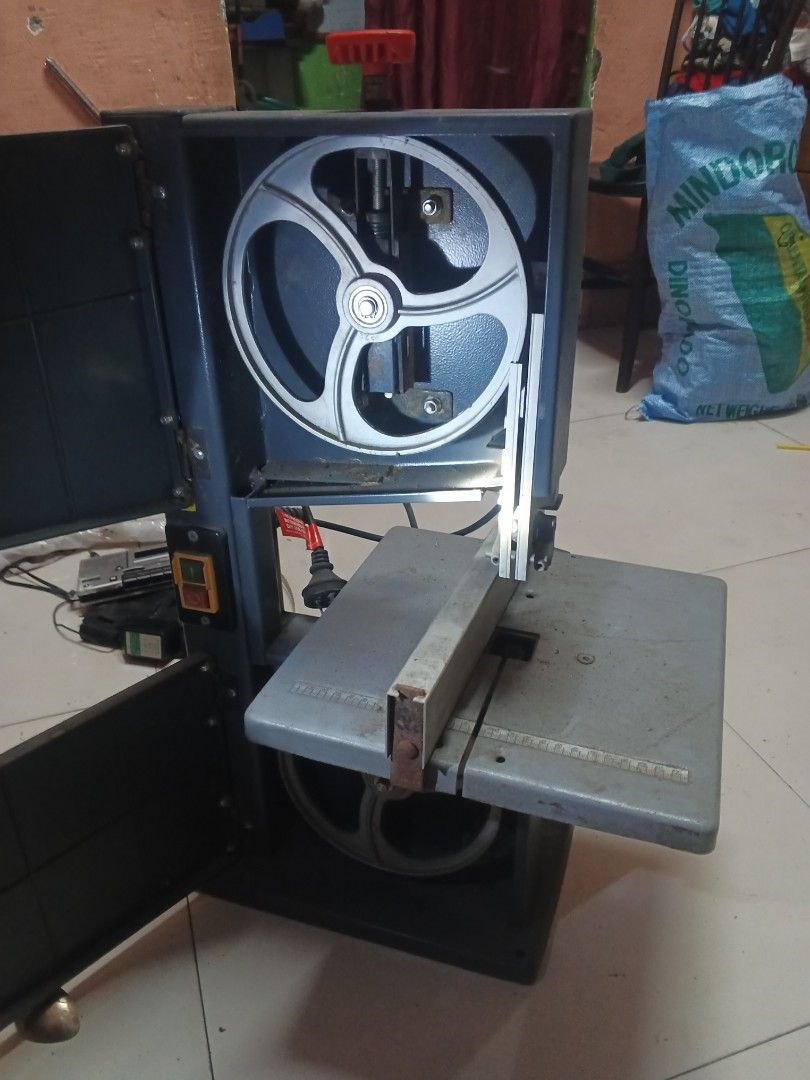 Ozito BSW-2580 200mm (8") Bandsaw (Category: Construction Tools & Equipment) located in Caloocan City. Submitted by surplusandbnewshop (Listing ID 1432912966, Image 1). Description: - Ozito BSW-2580 200mm (8") Bandsaw - Blade Speed: 900 m/min - Blade Length: 1400mm - Maximum Blade Width: 6mm - Voltage: 230-240V ~ 50Hz - Made in China.
