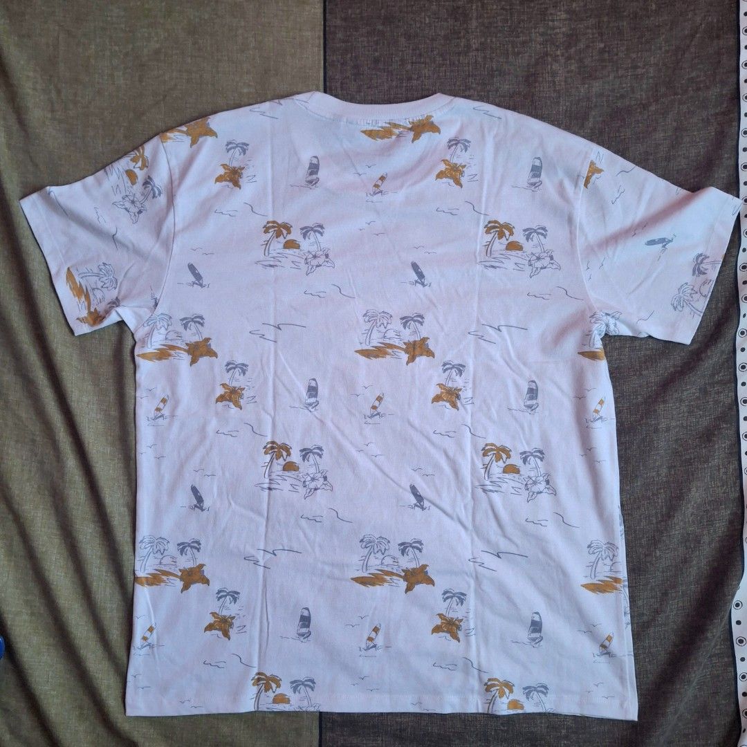 Penshoppe Printed T-shirt - Large (Category: Tshirts & Polo Shirts ) located in Manila. Submitted by thealmightyone (Listing ID 1432802501, Image 2). Description: - Penshoppe T-shirt - Size: Large - Design: All-over beach print - Neckline: Crew neck - Sleeves: Short sleeves - Material: Lightweight - Color: White with colorful print - Ideal for casual wear.
