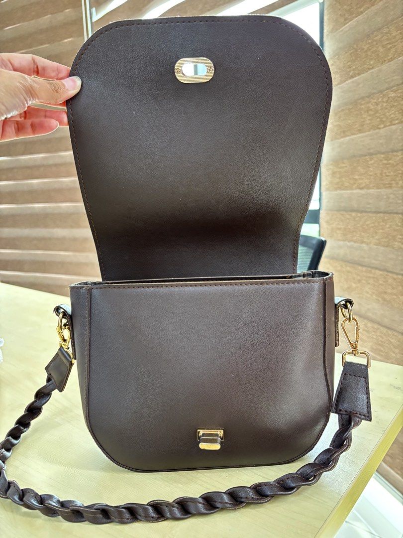 PRELOVED KURBANG LOKAL SHOULDER BAG (Category: Shoulder Bags) located in Quezon City. Submitted by boutiquedeph (Listing ID 1432896231, Image 2). Description: ❗️KURBANG LOKAL PRELOVED BAG❗️ personal used bought this at kurbang lokal store for 1k selling it for 300 all zipper and lock are working with sling strap and shoulder strap bag, can be used in 3 ways as sling or shoulder bag or clutch bag pls manage your expectation since this are preloved