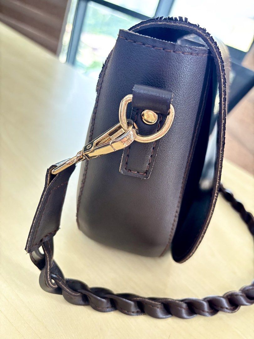 PRELOVED KURBANG LOKAL SHOULDER BAG (Category: Shoulder Bags) located in Quezon City. Submitted by boutiquedeph (Listing ID 1432896231, Image 3). Description: ❗️KURBANG LOKAL PRELOVED BAG❗️ personal used bought this at kurbang lokal store for 1k selling it for 300 all zipper and lock are working with sling strap and shoulder strap bag, can be used in 3 ways as sling or shoulder bag or clutch bag pls manage your expectation since this are preloved