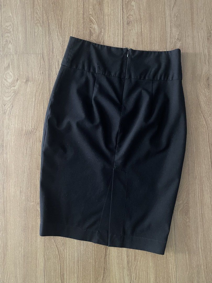 Pre-loved Zara (Category: Skirts) located in Taguig. Submitted by ranunculus2021 (Listing ID 1432832616, Image 2). Description: Brand : zara basic Size : us 4 ₱ : ₱200 High waist MOP : Gcash SF : to be arranged and paid by buyer 📍BGC, Taguig.