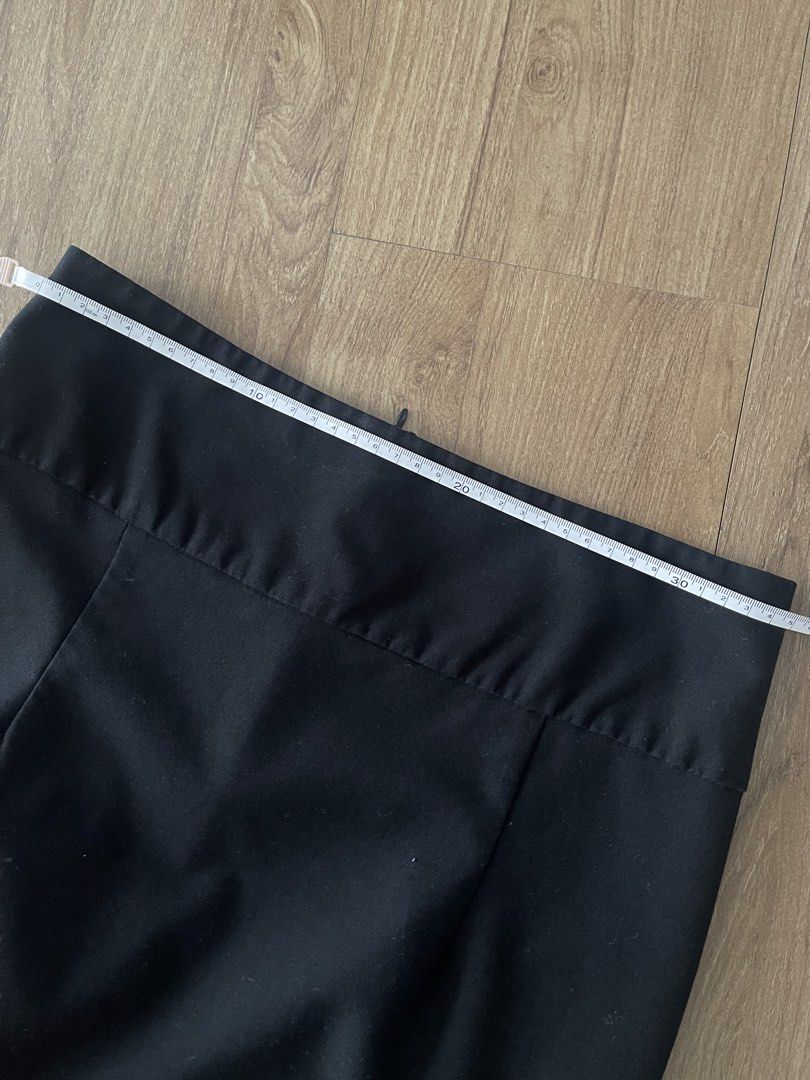 Pre-loved Zara (Category: Skirts) located in Taguig. Submitted by ranunculus2021 (Listing ID 1432832616, Image 3). Description: Brand : zara basic Size : us 4 ₱ : ₱200 High waist MOP : Gcash SF : to be arranged and paid by buyer 📍BGC, Taguig.