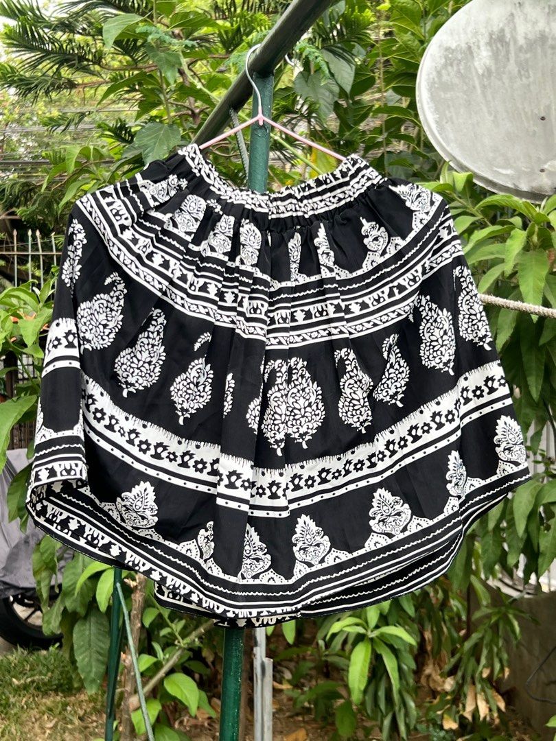 Printed black & white skirt (Category: Skirts) located in Marikina City. Submitted by destashndeclutter (Listing ID 1432825611, Image 1). Description: .