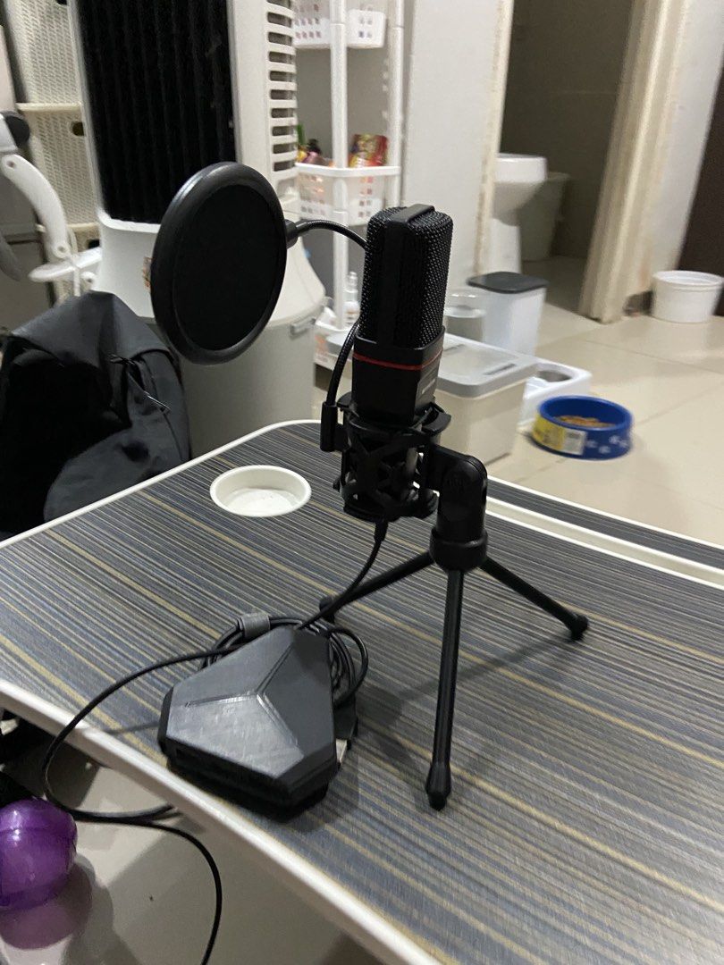 Redragon USB Microphone with Pop Filter (Category: Microphones) located in Manila. Submitted by kmc09 (Listing ID 1432858200, Image 2). Description: - Redragon USB Microphone - Includes pop filter and tripod stand - Features a USB hub with multiple ports - USB hub has blue LED lights - Designed for recording and streaming - Microphone has a red accent and black mesh head Never been used Kayo na lang mag provide ng soundcard.