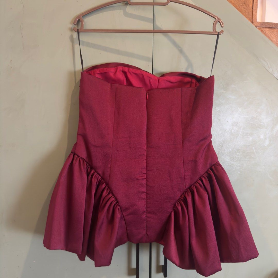 [RENT] Tube Top Wine Red (Category: Sleeveless) located in Quezon City. Submitted by chescuh (Listing ID 1432866681, Image 3). Description: Details: • Only used once • Custom made from LAURE • Fits M frame • Material: Gazaar • Pls message me for more inquiries READ BEFORE RENTING: • Rental is good for 3 DAYS: Day 1: Pick-up Day 2: Use Day 3: Return • Fees: * Rental fee: P1,500 * Security deposit: P1,000 (REFUNDABLE) * Late return/extension fee: P