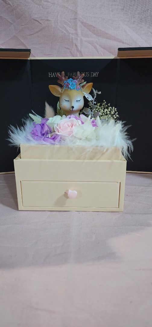 Rose flower Lipstick gift box (Category: Makeup) located in Baguio. Submitted by coffeesilvershadow_28 (Listing ID 1432942019, Image 3). Description: - From H.K box - Brand new with box .