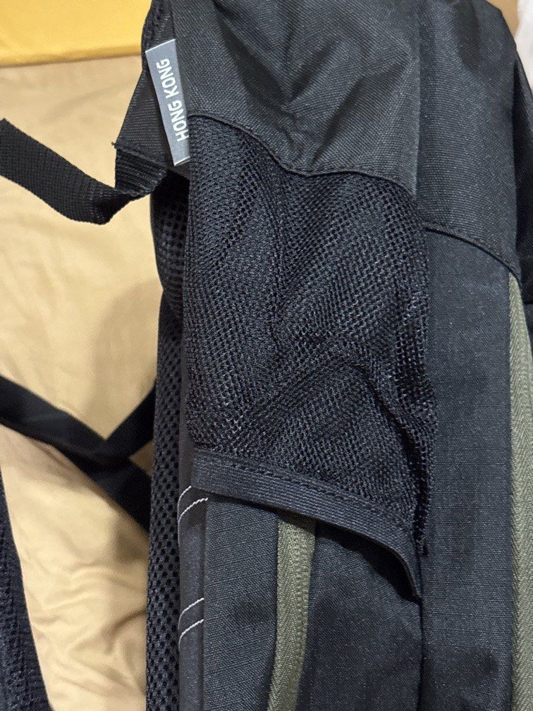 Samsonite computer backbag (Category: Laptop Bags & Sleeves) located in Singapore. Submitted by facebk1969 (Listing ID 1432890618, Image 3). Description: Keeping for years. Brand new. Keen n take immediate can offer .