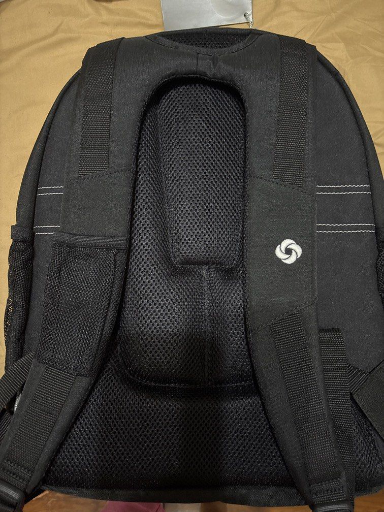 Samsonite computer backbag (Category: Laptop Bags & Sleeves) located in Singapore. Submitted by facebk1969 (Listing ID 1432890618, Image 2). Description: Keeping for years. Brand new. Keen n take immediate can offer .
