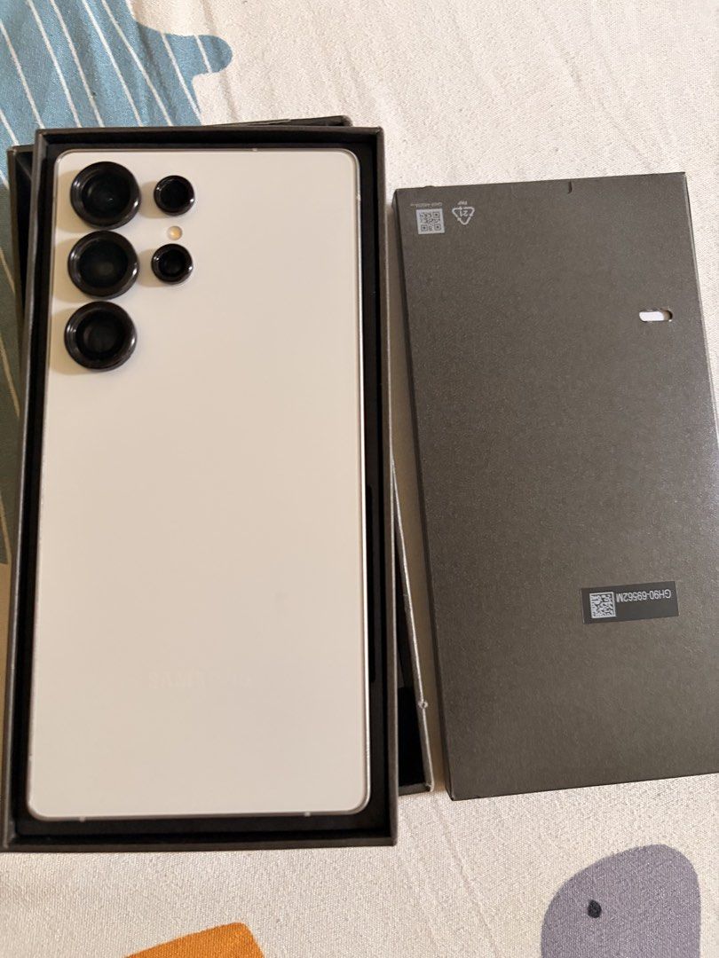 Samsung S25 Ultra (White 512Gb) (Category: Samsung) located in Pasig City. Submitted by mxbutterfly (Listing ID 1432902744, Image 2). Description: No issue 4 months old Complete with box and metal case worth 1500+ No issue, may dent lang sa taas maliit.