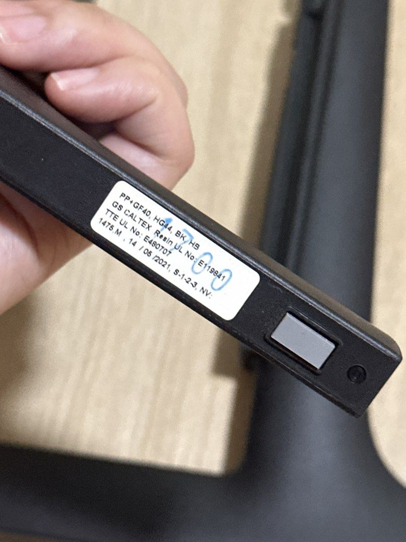 全新原裝Samsung TV Stand （分類：電視組件及配件）位於 Hong Kong。 由 hywwwww 提交（商品編號 1432839689，圖片 2）。簡介： Pair of black Samsung TV stands. The stands have a T-shaped base and a vertical section with a mounting mechanism. The label indicates the material is PP+GF40 and the resin is GS CALTEX. The model number is E119841. The stands are designed to support a Samsung TV.。