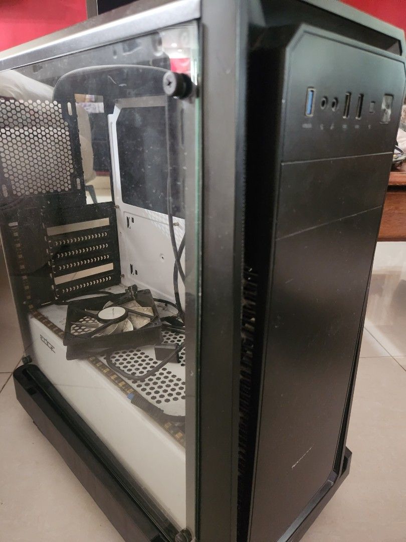 Techware Edge PC Case (Category: Computer Parts) located in Kuala Lumpur. Submitted by igelandazzz (Listing ID 1432836645, Image 1). Description: Letting go my old pc case. It's dusty and needs to be clean. There's 3 rgb fans included. Will include trolly stand too..