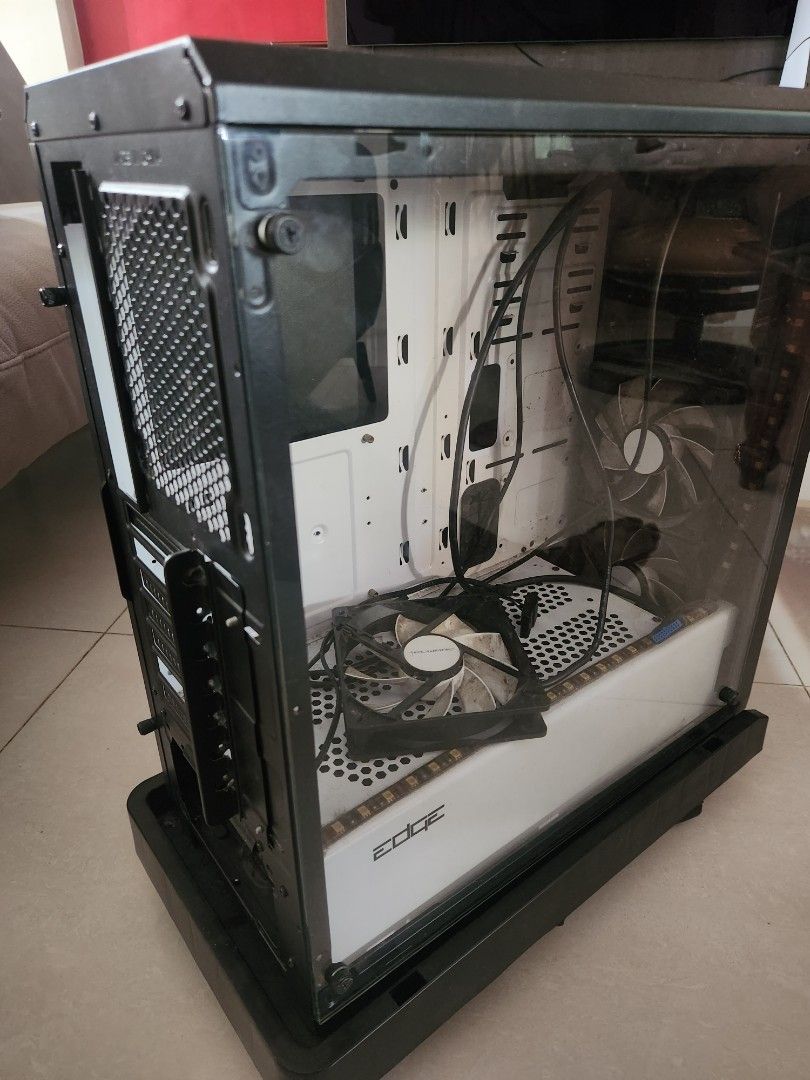 Techware Edge PC Case (Category: Computer Parts) located in Kuala Lumpur. Submitted by igelandazzz (Listing ID 1432836645, Image 3). Description: Letting go my old pc case. It's dusty and needs to be clean. There's 3 rgb fans included. Will include trolly stand too..