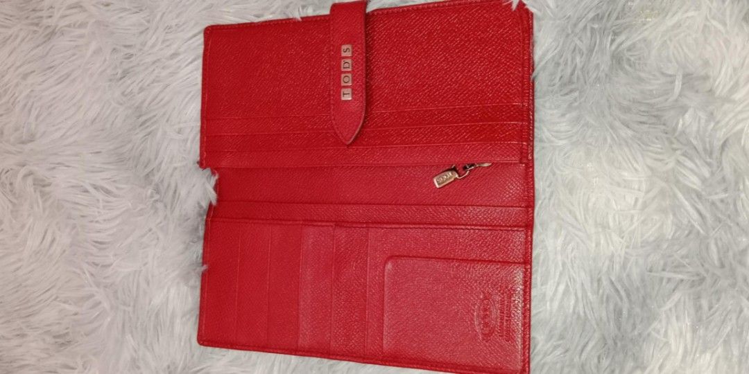 TODS long wallet (Category: Luxury Bags & Wallets) located in Marilao. Submitted by milotiescloset (Listing ID 1432815590, Image 3). Description: Flawless 💯 Good as new, Guaranteed Legit 💯✔️.
