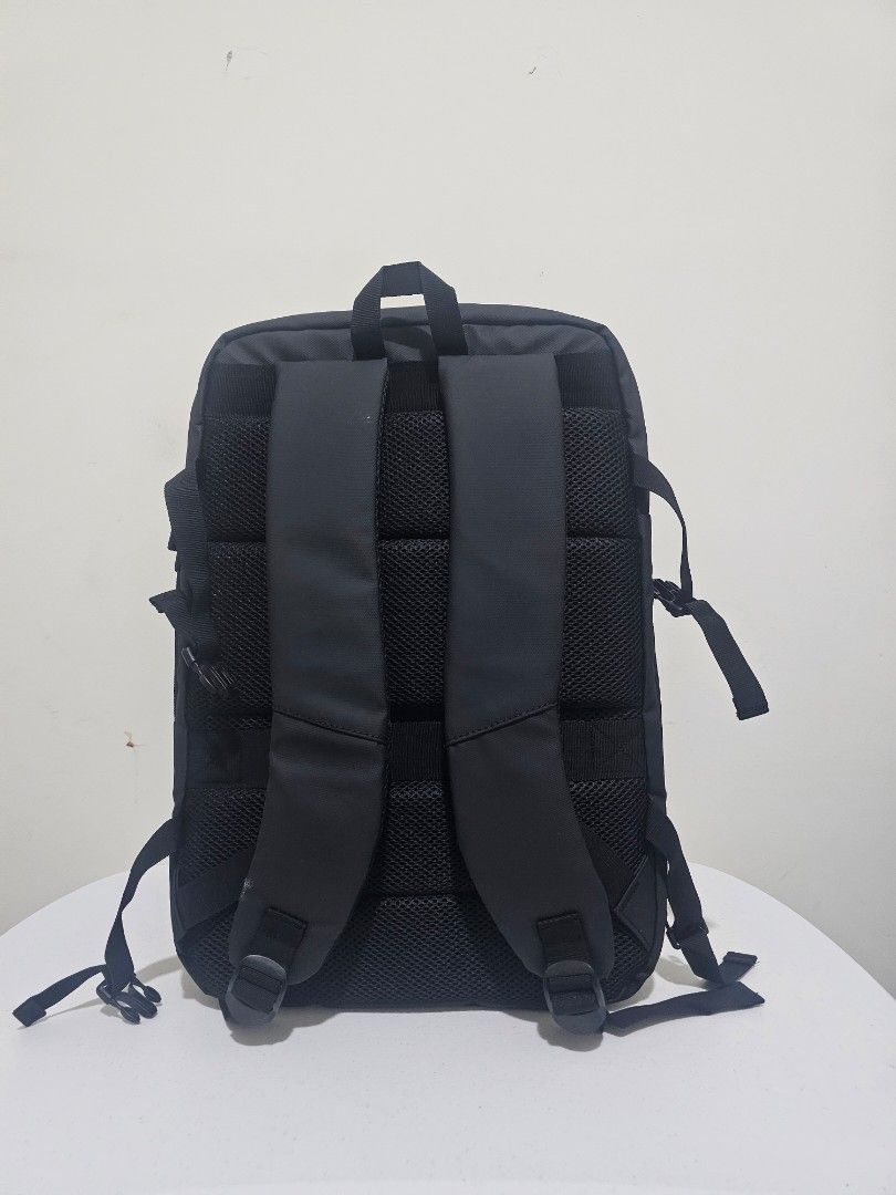 Travel Backpack with Vacuum Bag and Pump (Category: Backpacks) located in Marilao. Submitted by ____jnsk (Listing ID 1432971124, Image 3). Description: - Black backpack - Multiple compartments and pockets - Padded back and shoulder straps - Handle and adjustable straps - Designed for camera equipment - Waterproof compartment - Honeycomb interior pattern - Auckland design.
