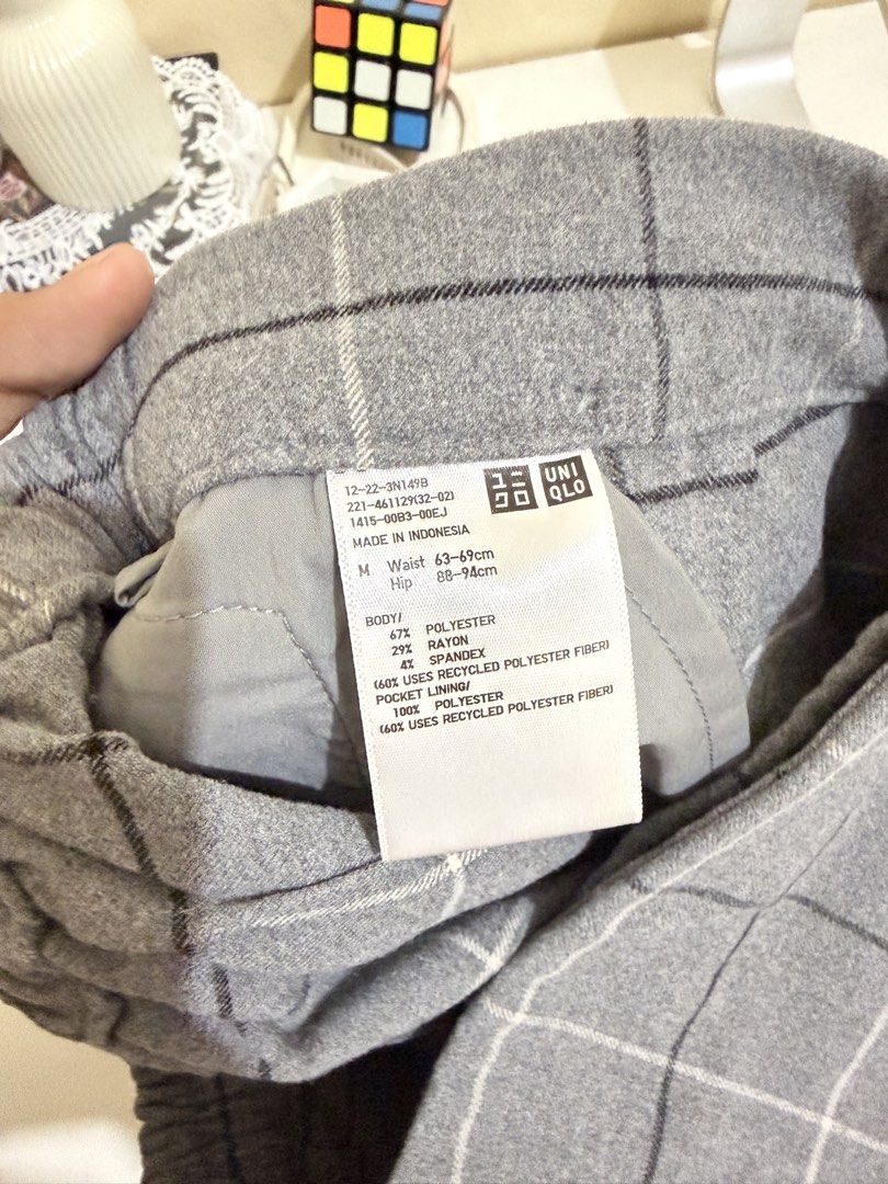 Uniqlo Gray Plaid Skort (Category: Skirts) located in San Juan City. Submitted by decluttering_0909 (Listing ID 1432988619, Image 2). Description: > too big on me > size m and it’s stretchable > bought for 990 (sale price) Nego :)).