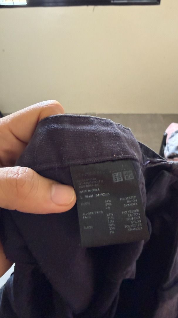 Uniqlo Men Smart Ankle Pants - Dark Navy with Checkered Pattern (subtle) (Category: Trousers) located in Cabuyao City. Submitted by enribiolog03874 (Listing ID 1432858576, Image 3). Description: Uniqlo Smart Ankle Pants for sale! Ganda. Pwedeng ilaban sa smart casual / smart business / casual settings dahil sa color and sa pattern. Cherry-on-top yung subtle na checkered pattern-- especially if ipapares mo with a plain top. It gives your fit a vis