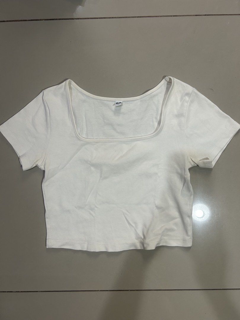 Uniqlo Square Neck Crop Top - Size S (Category: Shirts) located in Manila. Submitted by k0lab3ar (Listing ID 1432958019, Image 1). Description: - Uniqlo white crop top - Size: S - Square neckline, short sleeves .