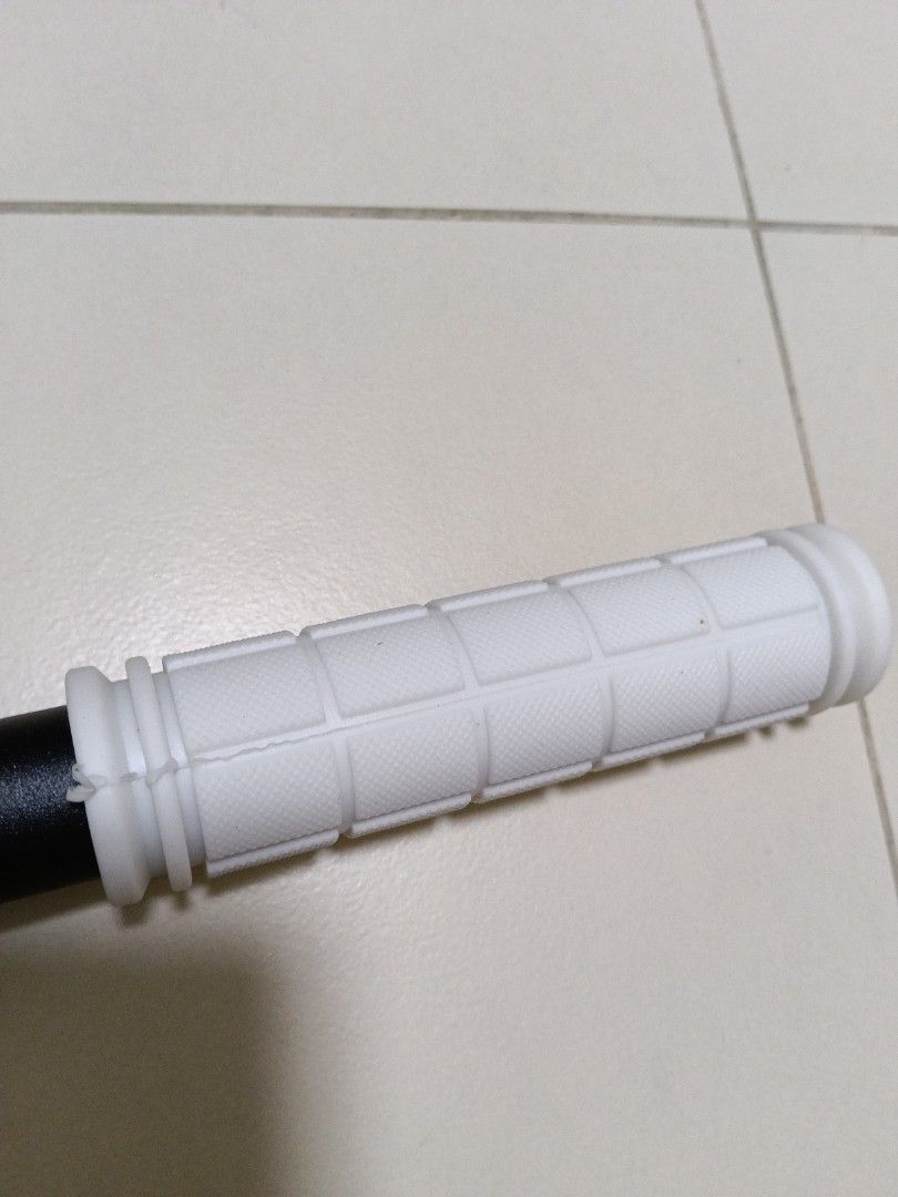 Uno riser bar (Category: Parts & Accessories) located in Singapore. Submitted by cheongzzz (Listing ID 1432949721, Image 3). Description: no scratch no dent 640mm comes with brand new white grips deal only at khabit mrt 20$ fast deal + come my block.