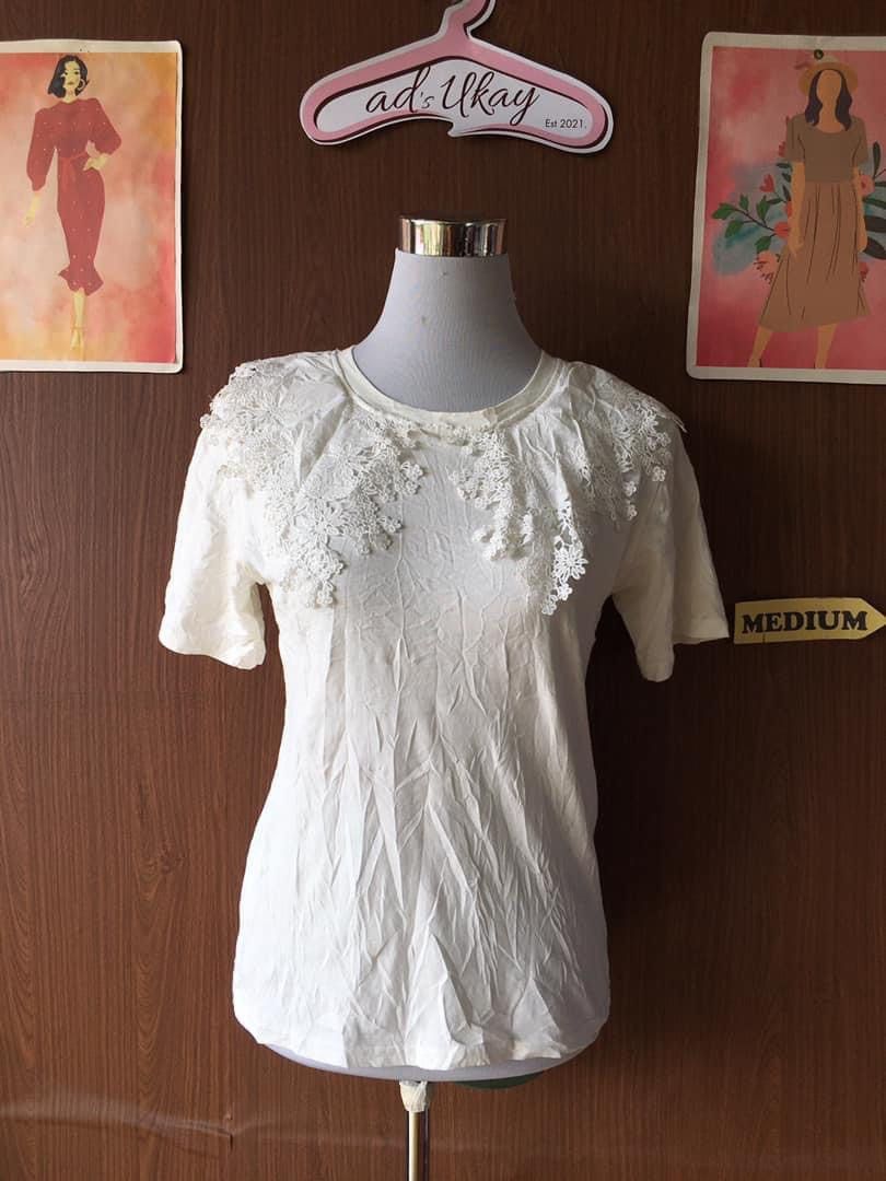 White Lace Detail T-shirt - Medium (Category: Shirts) located in Cabadbaran. Submitted by KsGoodFind (Listing ID 1432870068, Image 1). Description: - White t-shirt - Lace detailing on neckline - Short sleeves - Classic crew neck - Size: Medium - Soft, lightweight fabric - Versatile for casual wear.