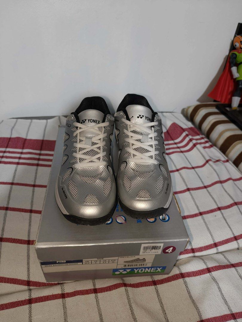 Yonex Pyro Grey/Black Badminton Shoes (Category: Sneakers) located in Manila. Submitted by bulakenya.ph (Listing ID 1432919481, Image 2). Description: - Yonex Pyro badminton shoes - Size: 4 (24.5 CM) - UK Size: 6 - EUR Size: 39 - Color: Grey and Black - Condition: Good, clean exterior, intact soles - Includes original box.