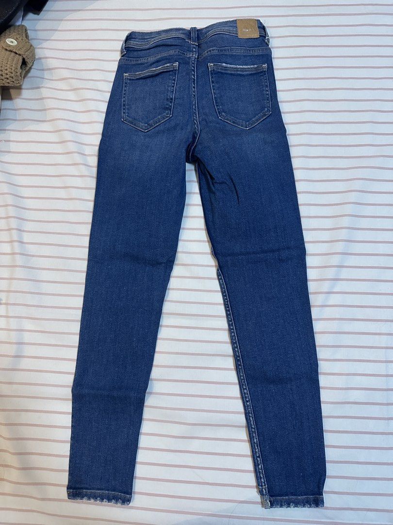 Zara Blue Wash Denim Jeans (Category: Jeans) located in Plaridel. Submitted by juliaco08 (Listing ID 1432942964, Image 2). Description: - Zara denim jeans - Rfs: decluttering - Classic blue wash - High-waisted, slim fit - Size: EUR 34, USA 02, ME 24.