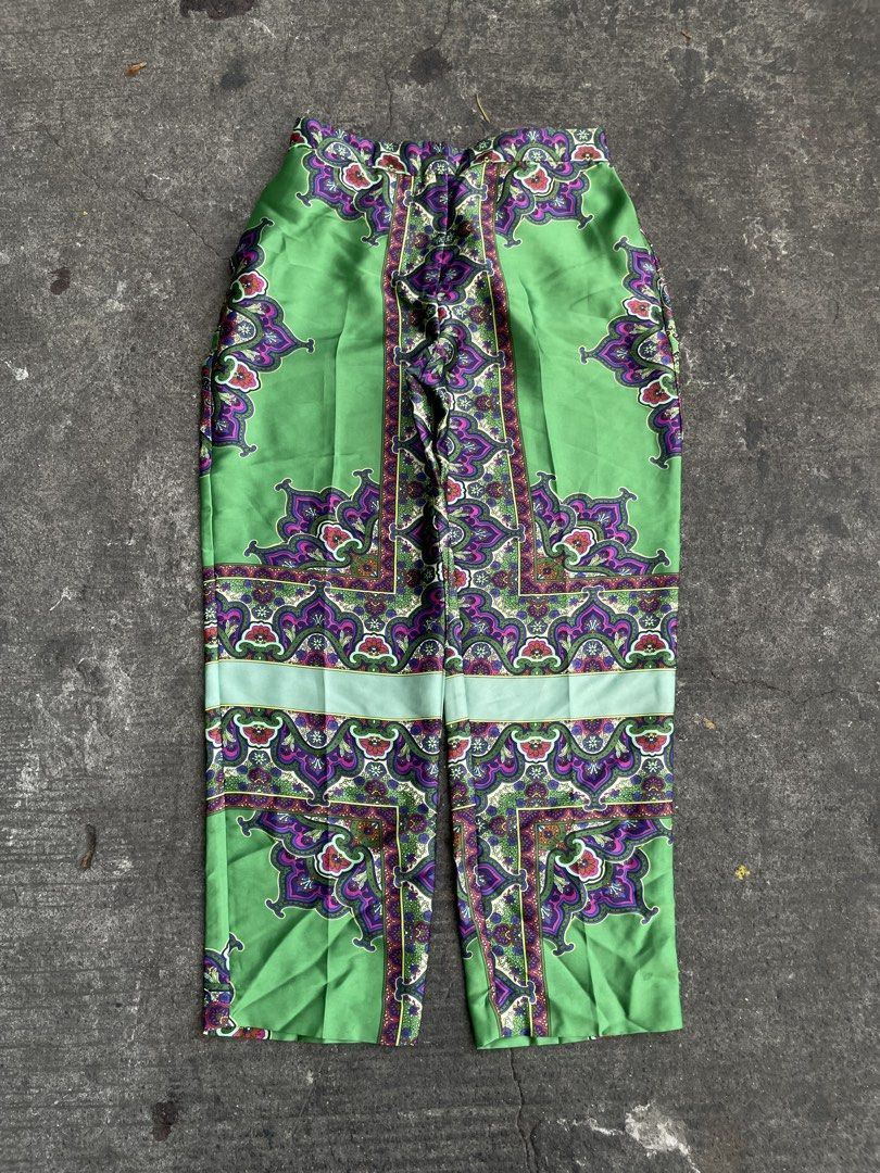 Zara Printed Satin Effect High Waist Trousers (Category: Jeans) located in Manila. Submitted by rdtp2 (Listing ID 1432935682, Image 1). Description: Size small on tag Waistline 28 Length 35 Hem 7 no issue excellent condition 10/10.