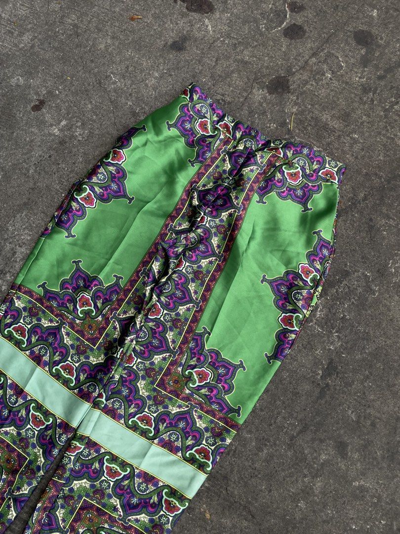 Zara Printed Satin Effect High Waist Trousers (Category: Jeans) located in Manila. Submitted by rdtp2 (Listing ID 1432935682, Image 2). Description: Size small on tag Waistline 28 Length 35 Hem 7 no issue excellent condition 10/10.