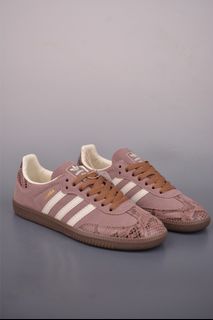 (Category: ) located in . Submitted by outlet.sneaker.shop (Listing ID 1433012904, Image 1). Description: .