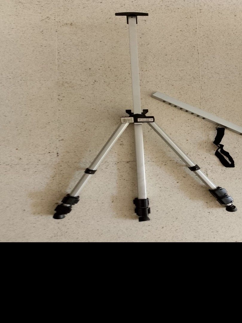 Aluminum Easel Stand with Carrying Bag (Category: Stationery & School Supplies) located in Makati City. Submitted by nymari (Listing ID 1433071619, Image 2). Description: - Aluminum Easel Stand - Adjustable legs - Includes mounting head - Comes with a carrying bag original price: 850php (from NBS).