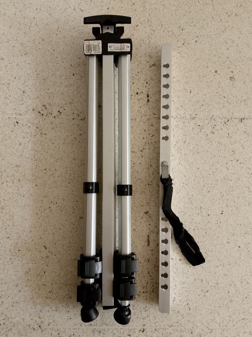 Aluminum Easel Stand with Carrying Bag (Category: Stationery & School Supplies) located in Makati City. Submitted by nymari (Listing ID 1433071619, Image 1). Description: - Aluminum Easel Stand - Adjustable legs - Includes mounting head - Comes with a carrying bag original price: 850php (from NBS).