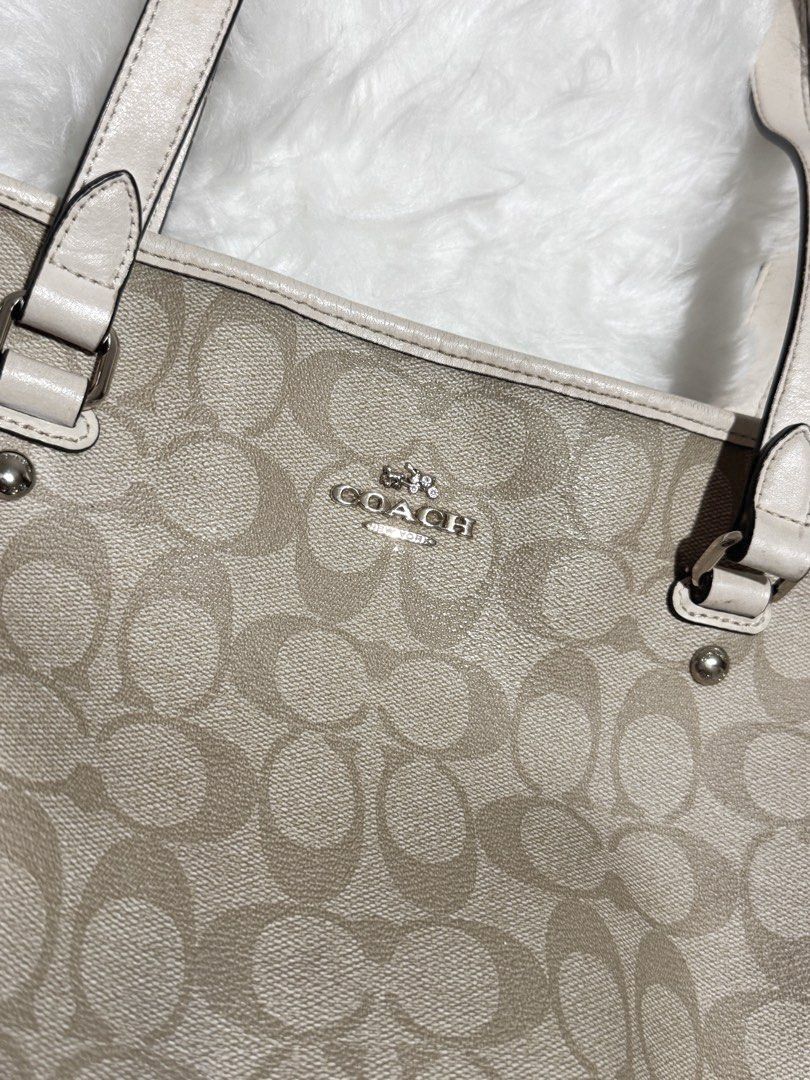 Authentic Coach Signature Tote Bag (Category: Luxury Bags & Wallets) located in Paranaque City. Submitted by nynrecto (Listing ID 1429555672, Image 2). Description: .
