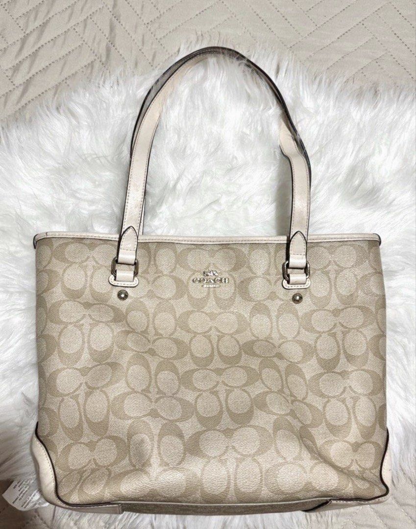 Authentic Coach Signature Tote Bag (Category: Luxury Bags & Wallets) located in Paranaque City. Submitted by nynrecto (Listing ID 1429555672, Image 1). Description: .