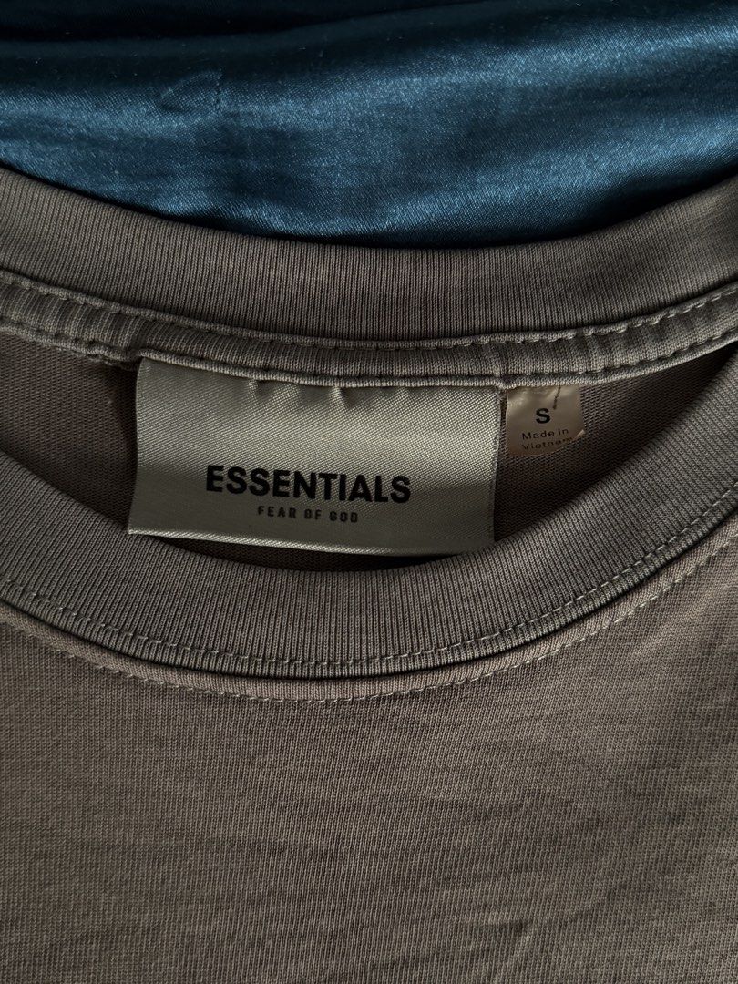 authentic essentials tee (Category: Tshirts & Polo Shirts) located in Singapore. Submitted by sunshineb34r (Listing ID 1433084344, Image 3). Description: authentic letting go cheap to clear so no negos.