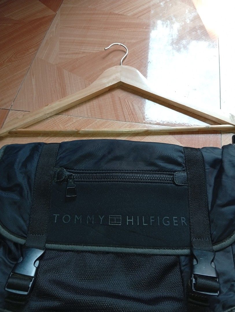 Authentic Tommy Hilfiger Messenger Bag - Black (Water-Resistant) (Category: Sling Bags) located in Buhi. Submitted by thriftmehard (Listing ID 1433072963, Image 3). Description: Dual buckle strap closure para sa extra security. Front zippered pocket sa flap para sa mga gamit na kailangang madaling makuha (tulad ng barya o susi). Adjustable shoulder strap. Malaking main compartment na madalas ay kasya ang notebook o maliit na laptop. Issues: sign 