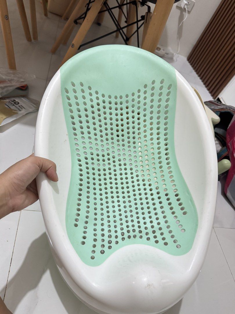 Baby Bath Tub with Green Mesh (Category: Bathtub & Bath Accessories) located in Rizal. Submitted by kc_cruz0950 (Listing ID 1433206491, Image 2). Description: - Features a white base. - Includes a comfortable mint green mesh insert. - Contoured design for baby's support. - Designed to make bath time easier and safer. - Ready for immediate use..