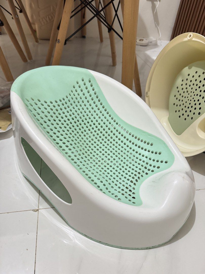 Baby Bath Tub with Green Mesh (Category: Bathtub & Bath Accessories) located in Rizal. Submitted by kc_cruz0950 (Listing ID 1433206491, Image 1). Description: - Features a white base. - Includes a comfortable mint green mesh insert. - Contoured design for baby's support. - Designed to make bath time easier and safer. - Ready for immediate use..