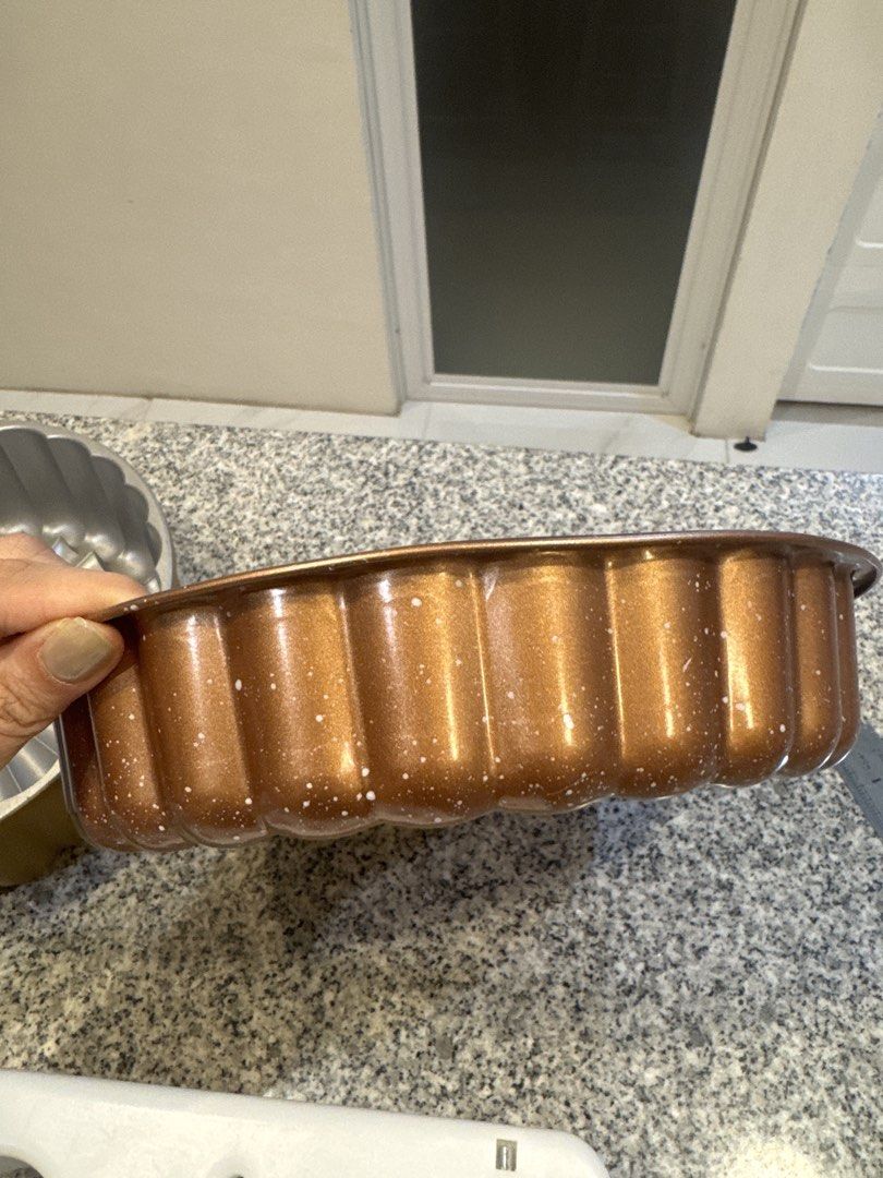 Baking Pan and Piping Holder (Category: Bakeware) located in San Fernando. Submitted by inamarieoc38791 (Listing ID 1433171929, Image 3). Description: 9inch baking pan and piping holder take all .