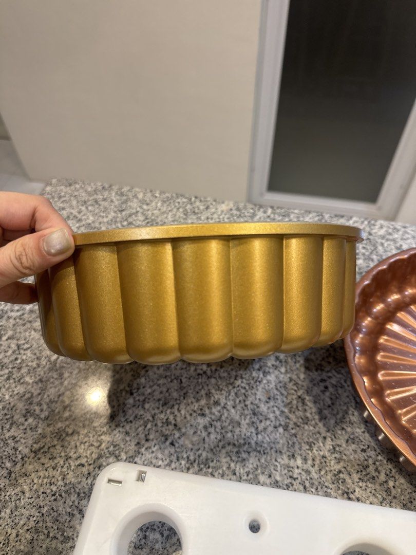 Baking Pan and Piping Holder (Category: Bakeware) located in San Fernando. Submitted by inamarieoc38791 (Listing ID 1433171929, Image 2). Description: 9inch baking pan and piping holder take all .