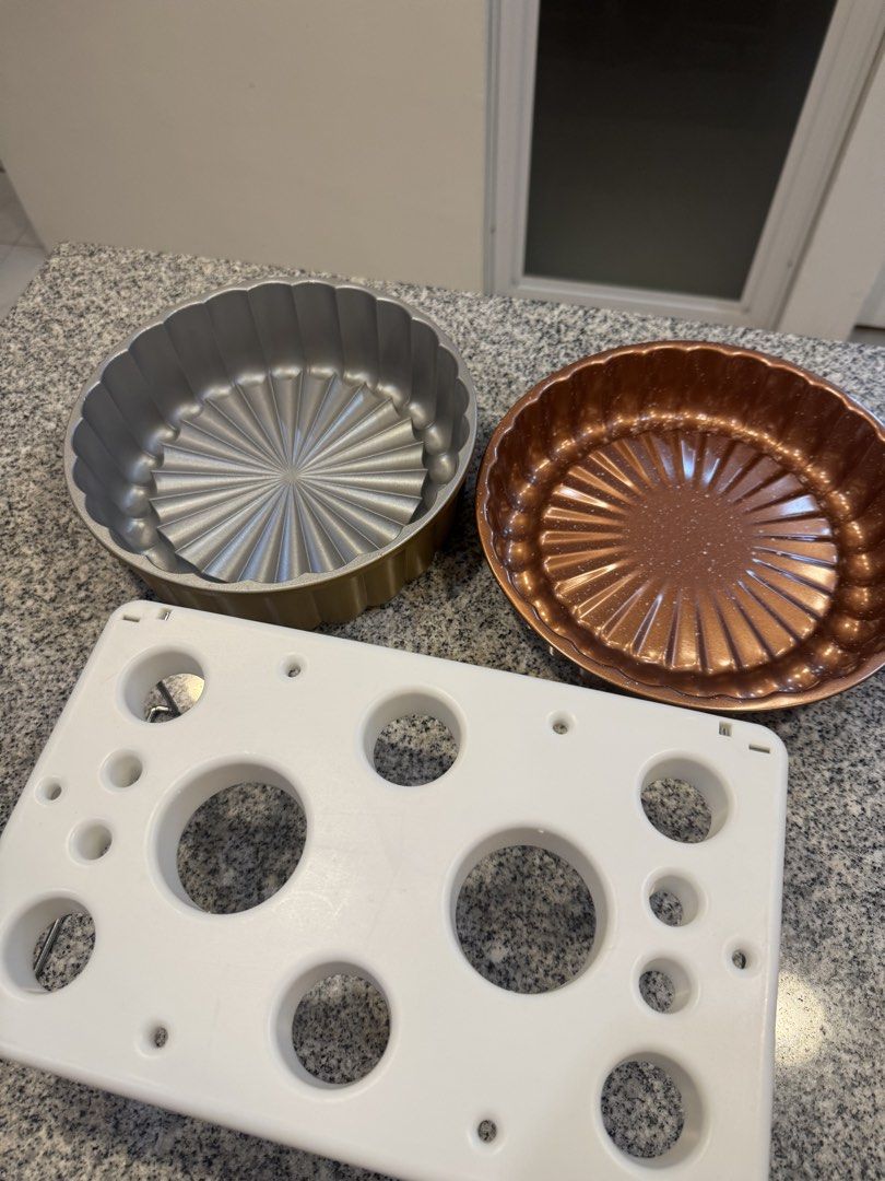 Baking Pan and Piping Holder (Category: Bakeware) located in San Fernando. Submitted by inamarieoc38791 (Listing ID 1433171929, Image 1). Description: 9inch baking pan and piping holder take all .