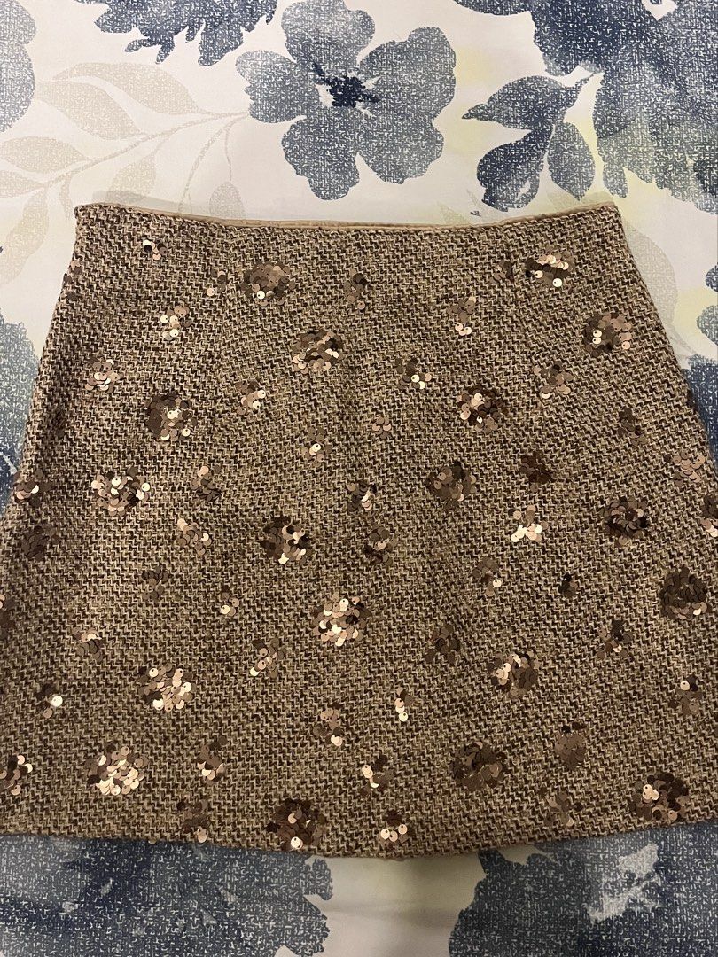 Beige Sequin Mini Skort (Category: Skirts) located in Taytay. Submitted by storedbys (Listing ID 1433178170, Image 1). Description: used once bought from another carouseller as brand new no flaws washed 24-26.