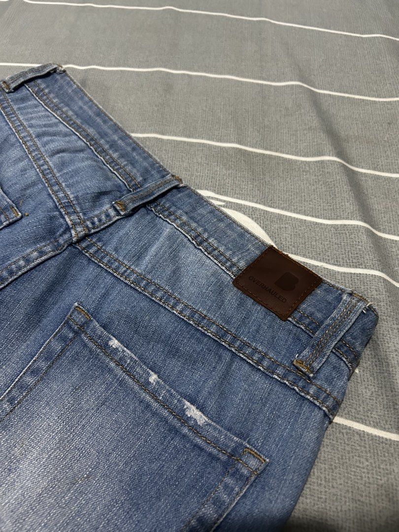Bench tattered Jeans (Category: Jeans) located in Imus. Submitted by Jdavid (Listing ID 1433120327, Image 3). Description: - Men's distressed jeans - Slim fit - Light blue wash - Fading details - Ripped knee - Button closure - Classic five-pocket design - Brand logo patch.