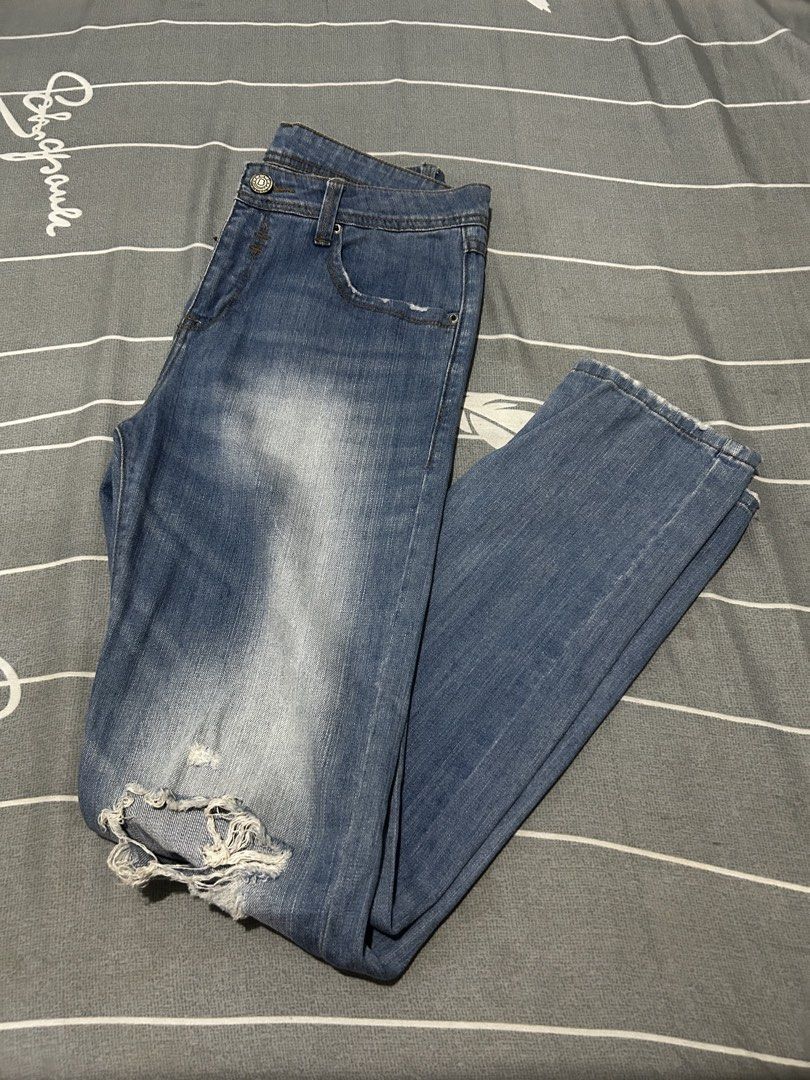 Bench tattered Jeans (Category: Jeans) located in Imus. Submitted by Jdavid (Listing ID 1433120327, Image 1). Description: - Men's distressed jeans - Slim fit - Light blue wash - Fading details - Ripped knee - Button closure - Classic five-pocket design - Brand logo patch.