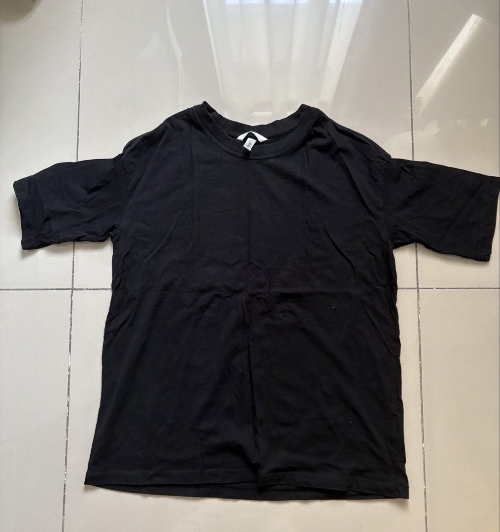 Black Oversized T-shirt (Category: Shirts) located in Quezon City. Submitted by issa1221 (Listing ID 1433097582, Image 1). Description: - Black oversized t-shirt - Crew neck - Short sleeves - Soft, lightweight fabric - Relaxed fit - Perfect for casual wear.