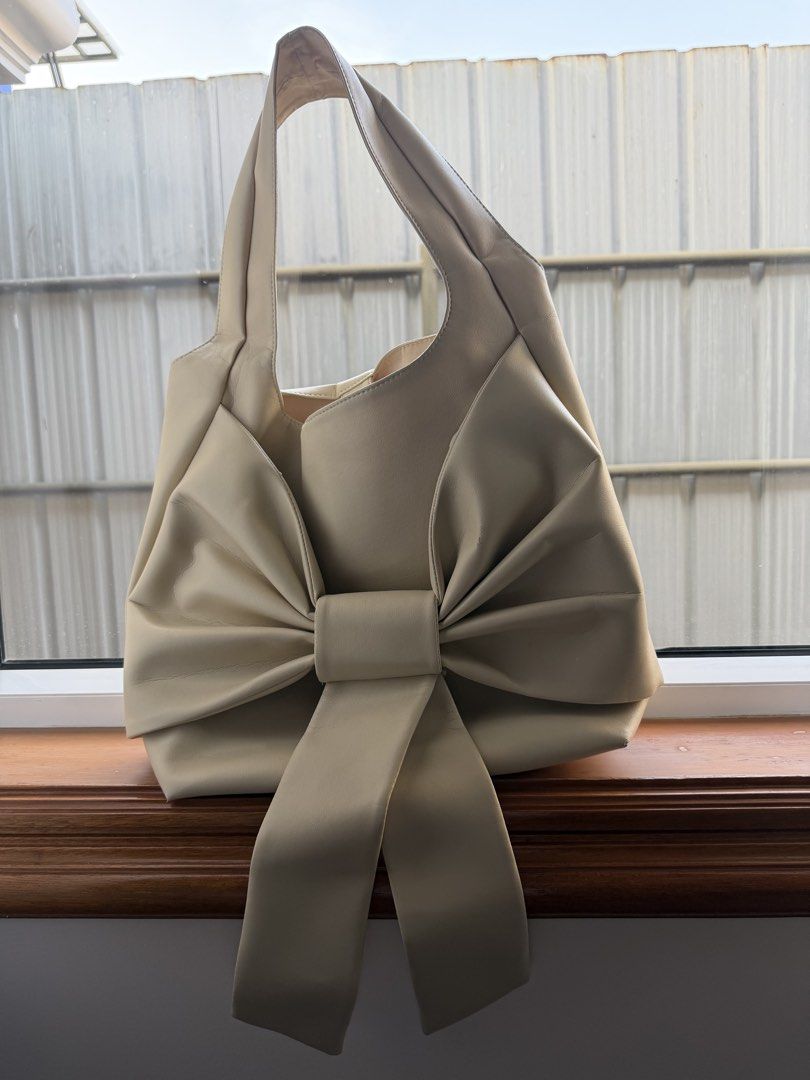 Bow bag by reese latonio (Category: Shoulder Bags) located in Mandaue City. Submitted by cebugoods (Listing ID 1433089779, Image 2). Description: Bow bag in large.. used twice and still have original dustbag. Bought for 5,500. Price is negotiable .