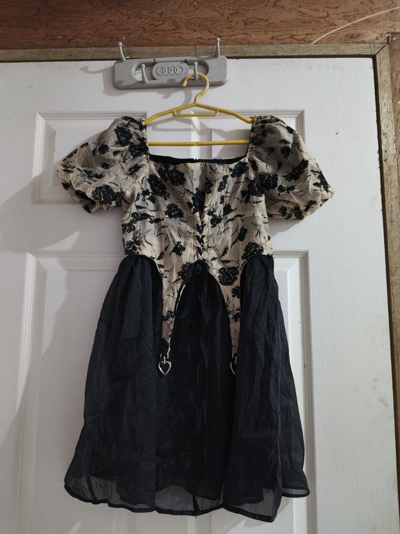 Brown Puff Vintage Style Mini Dress (Category: Dresses) located in Cainta. Submitted by shaye_declutters (Listing ID 1433011286, Image 1). Description: used twice only super cute but grown out of this style na with hearts clasp and inner lining size s-semi med w: 26" ‎l: 29.5-33" ‎b: 30-31".