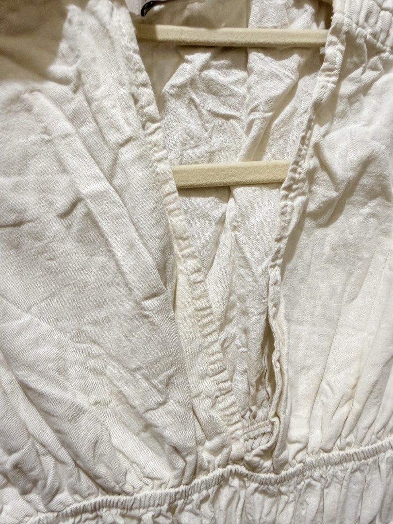 BSCO White Sleeveless Top (Category: Sleeveless) located in San Juan City. Submitted by decluttering_0909 (Listing ID 1433015194, Image 2). Description: - white sleeveless top - from BSCO - have this in Black as well - issue: has yellow stains pero keri pa naman at ibleach.