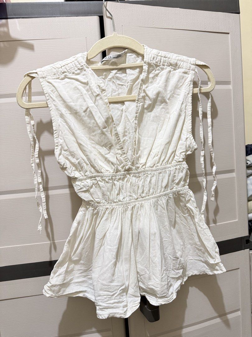BSCO White Sleeveless Top (Category: Sleeveless) located in San Juan City. Submitted by decluttering_0909 (Listing ID 1433015194, Image 1). Description: - white sleeveless top - from BSCO - have this in Black as well - issue: has yellow stains pero keri pa naman at ibleach.